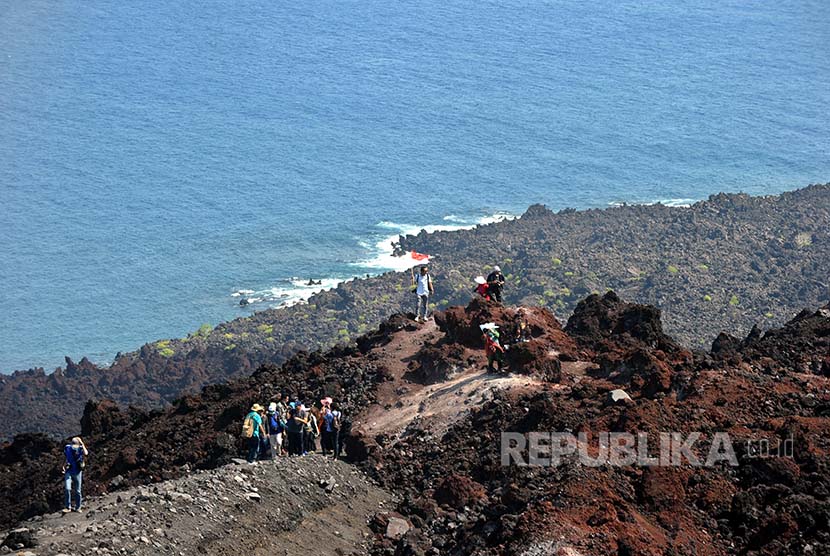 Jejak Krakatau: Tim jelajah krakatau menyusuri jejak lava di Gunung Anak Krakatau 