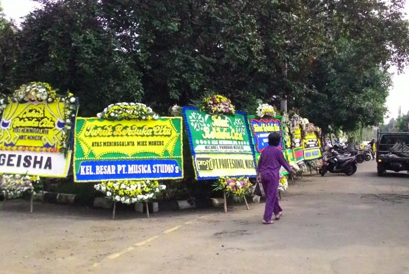 Jejeran karangan bunga ucapan duka cita di sekitar rumah Mike Mohede