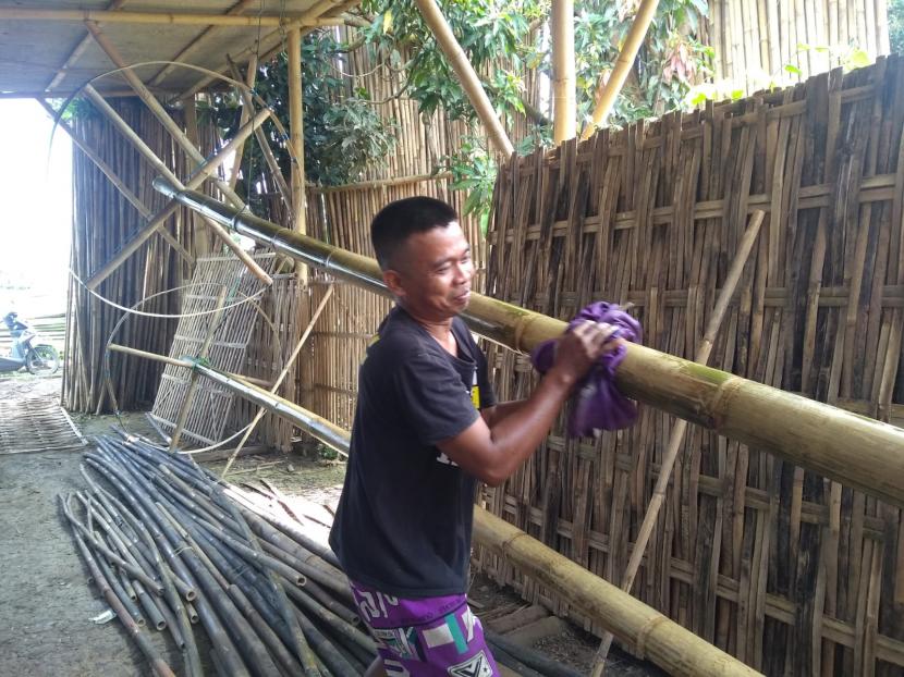 Jelang Agustusan, pengrajin bambu panjat pinang di Desa Telukagung, Kecamatan/Kabupaten Indramayu, kebanjiran pesanan, Senin (15/8/2022).