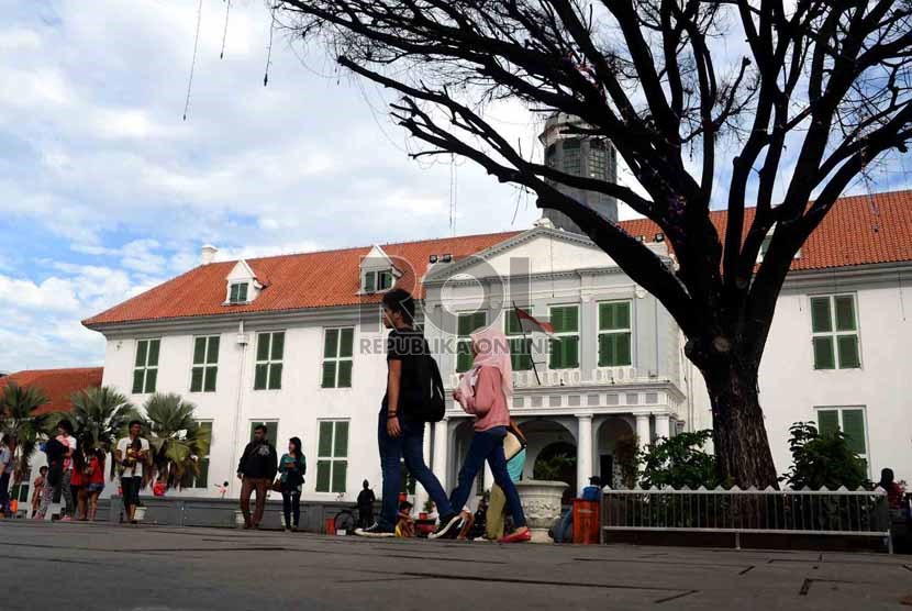  Jelang buka puasa, sejumlah warga menikmati suasana di kawasan Kota Tua, Jakarta Barat, Jumat (12/7).  (Republika/Agung Supriyanto)