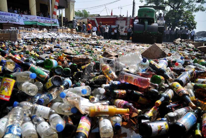  Jelang bulan suci Ramadhan, ribuan botol minuman keras (miras) dimusnahkan dengan menggunakan alat berat di halaman Polsek Metro Palmerah, Jakarta Barat, Senin (8/7).  (Republika/Prayogi)