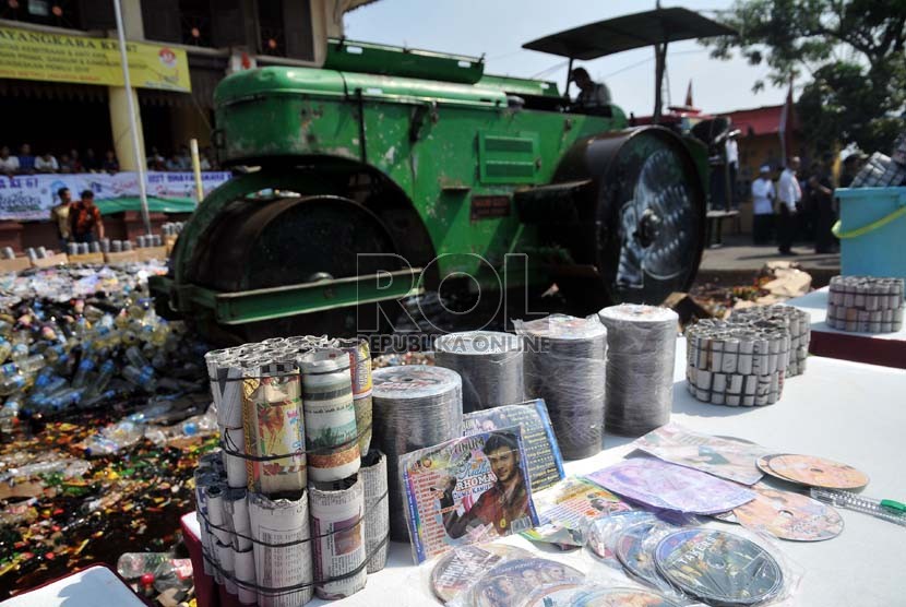  Jelang bulan suci Ramadhan, ribuan botol minuman keras (miras) dimusnahkan dengan menggunakan alat berat di halaman Polsek Metro Palmerah, Jakarta Barat, Senin (8/7).  (Republika/Prayogi)