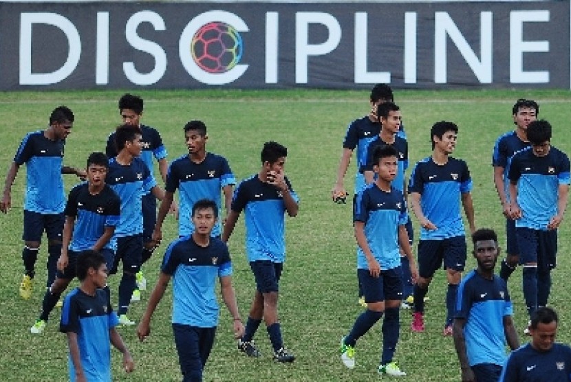 Jelang final Piala AFF, para pemain timnas U-19 melakukan sesi latihan di Stadion Delta Sidoarjo, Sabtu (21/9).