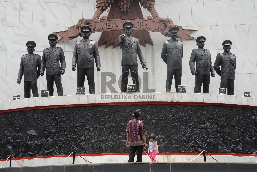   Jelang hari Kesaktian Pancasila: Warga berada di Monumen Pancasila Sakti, Jakarta, Selasa (29/9).