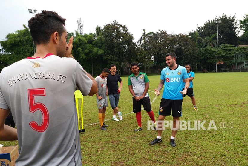 Jelang laga lawan Persela Lamongan Pelatih Bhayangkara FC, Simon McMenemy (kaos biru) memimpin latihan anak asuhnya di Stadion ISCI, Ciputat, Tangerang Selatan, Rabu (25/10).