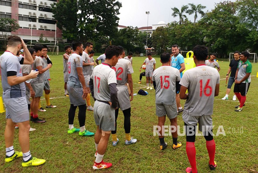 Jelang laga lawan Persela Lamongan Pelatih Bhayangkara FC, Simon McMenemy (kaos biru) memimpin latihan anak asuhnya di Stadion ISCI, Ciputat, Tangerang Selatan, Rabu (25/10).