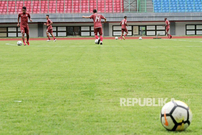 Para pemain Persija Jakarta sedang menjalani latihan.