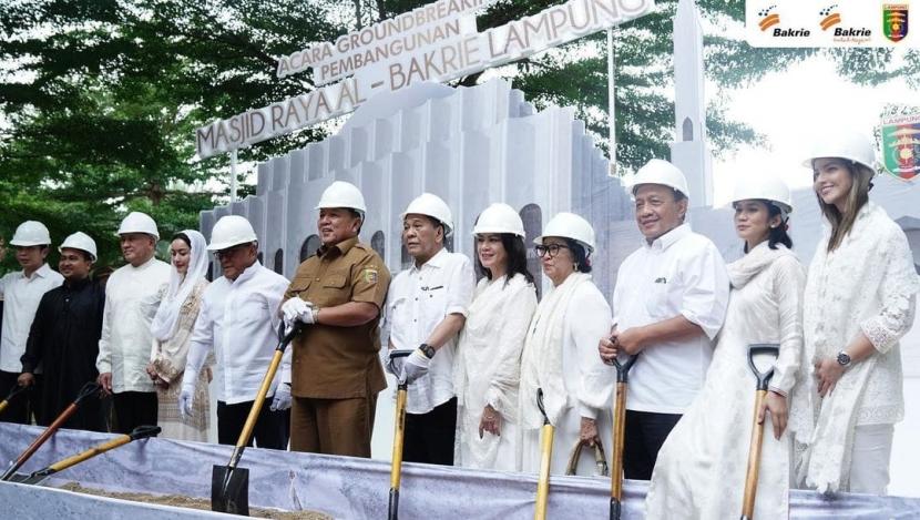 Jelang pembangunan Masjid Raya Al-Bakrie, Bakrie untuk Negeri dan Pemprov Lampung menyelenggarakan acara groundbreaking sekaligus penandatanganan batu prasasti pada Senin, 20 Februari 2023, pukul 11.00 Wib di GOR Saburai, Kota Bandar Lampung, di mana letak lokasi Masjid Raya ini akan dibangun.