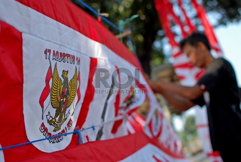  Jelang peringatan HUT RI ke-69, pedagang bendera mulai berjualan di Jalan Lenteng Agung Raya, Jakarta Selatan (1/8).  (Republika/Raisan Al Farisi)