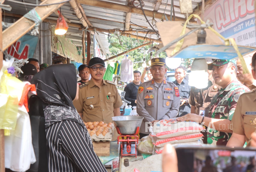 Jelang puasa, Kapolres Indramayu, AKBP Ari Setyawan Wibowo, bersama Forkopimda Indramayu melakukan sidak ke pasar untuk mengecek harga dan stok bahan pokok, Selasa (25/2/2025). 