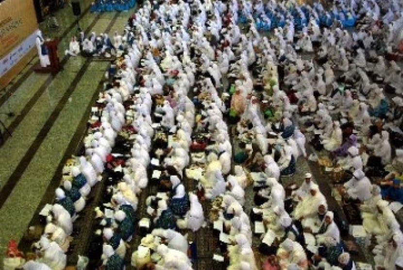 Jemaah berdoa bersama dalam pengajian majelis taklim di Masjid Attin, TMII, Jakarta, Jumat (31/12)