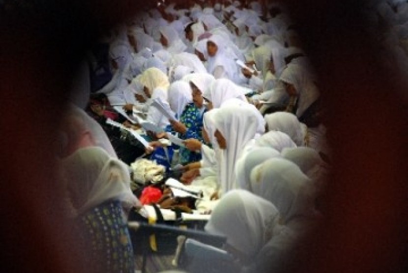 Jemaah berdoa bersama dalam pengajian majelis taklim yang merupakan rangkaian acara Dzikir Nasional oleh HU Republika, Jumat (31/12), di Masjid Attin, TMII, Jakarta.
