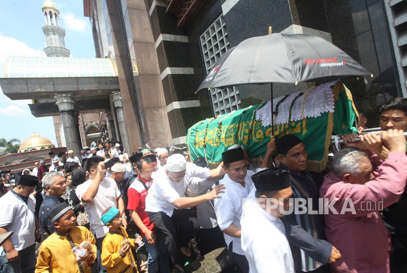 Jemaah bersiap memakamkan jenazah almarhumah Dian Djuriah Rais di Masjid Kubah Emas Cinere Depok, Jabar, Jumat (29/3/2019).