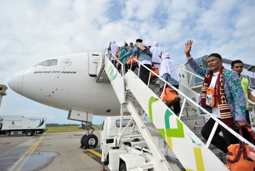 Ilustrasi jamaah calon haji asal Sumatra Barat melambaikan tangan kepada keluarga mereka menjelang keberangkatan di Bandara Internasional Minangkabau (BIM), Padangpariaman, Sumatra Barat.
