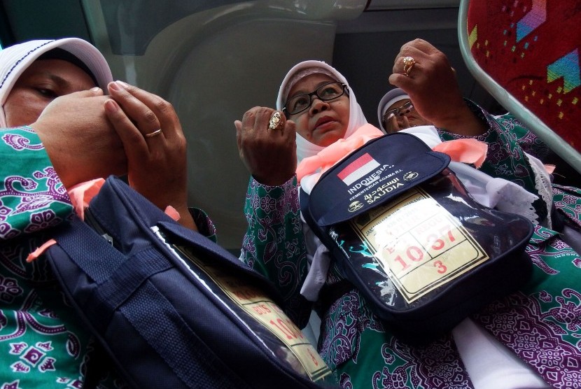 Jemaah Calon Haji (JCH) kloter 14 memanjatkan doa sebelum pemberangkatan menuju Asrama Haji Sukolilo, Surabaya di Pendopo Kabupaten Jombang, Jawa Timur, Kamis (27/8). 