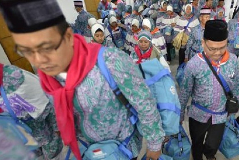 Jemaah calon haji kloter pertama embarkasi Jakarta berjalan menuju bus yang akan mengantar menuju Bandara Halim Perdanakusuma di Asrama Haji Pondok Gede, Jakarta, Selasa (10/9).