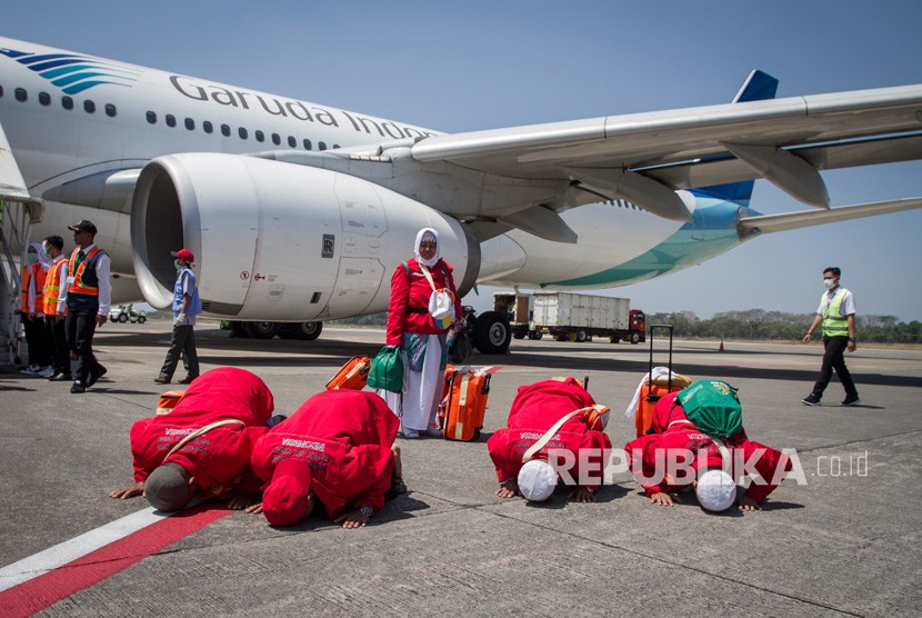 Jemaah haji melakukan sujud syukur setibanya di Bandara Adi Soemarmo, Boyolali, Jawa Tengah, Ahad (18/8/2019).