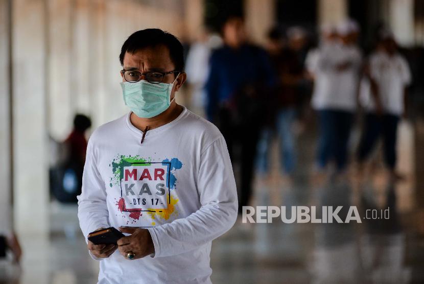 Jemaah menggunakan masker usai melaksanakan shalat jumat di Masjid Istiqlal, Jakarta. MUI Siak belum melarang shalat jumat karena saat ini tidak ada suspect corona di Riau
