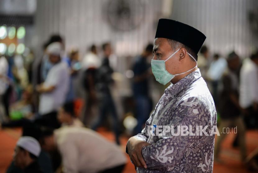  Jemaah menggunakan masker usai melaksanakan shalat jumat di Masjid Istiqlal, Jakarta, Jumat (6/3).(Republika/Thoudy Badai)