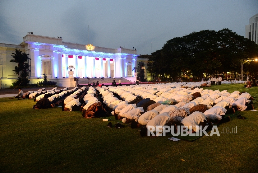 The 1st National Dhikr held at Merdeka Palace, Jakarta, Tuesday, Aug 1, 2017 night. The participants performed congregational prayer.