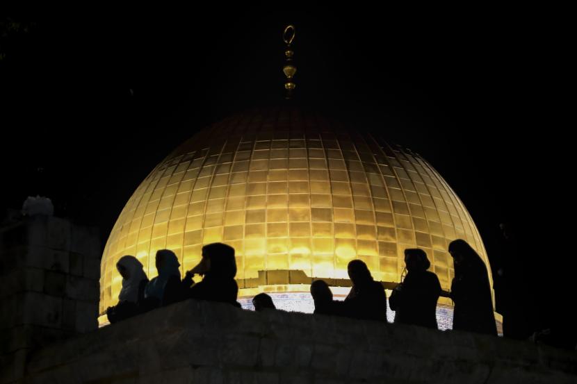 Yordania: Israel Harus Hormati Jamaah Palestina. Jamaah Muslim Palestina berdoa selama Laylat al-Qadr, atau malam takdir, di bulan suci Ramadhan, di depan Masjid Kubah Batu di kompleks Masjid Al Aqsa di Kota Tua Yerusalem Sabtu, 8 Mei 2021 .