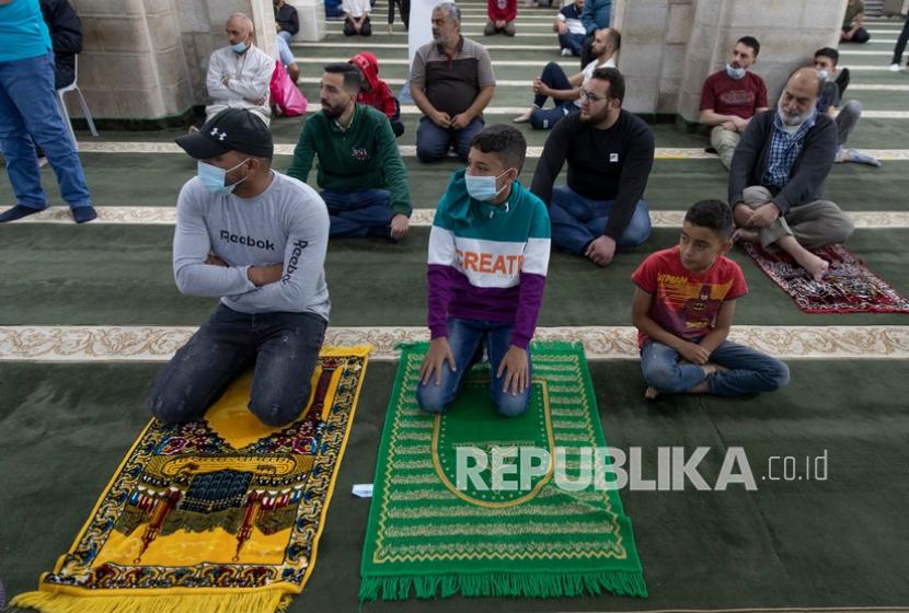 Muslim Palestina dan Uighur Rayakan Id di Tengah Konflik. Jamaah Palestina mempraktikkan social distancing saat melakukan sholat Idul Fitri di sebuah masjid di kota Ramallah Tepi Barat,  Kamis (13/5).