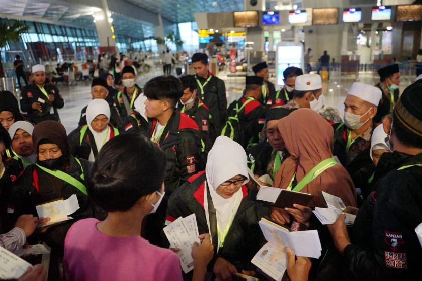 Jemaah umrah Pondok Pesantren Alif Baa berangkat menuju Tanah Suci dari dari Bandara Internasional Soekarno Hatta, Jumat (9/9/2022). 