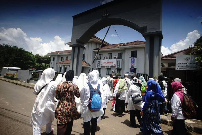 Jemaah yang akan mengikuti sidang gugatan perdata aset First Travel memasuki gedung pengadilan Negeri Depok, Jawa Barat, Rabu (20/3/19).