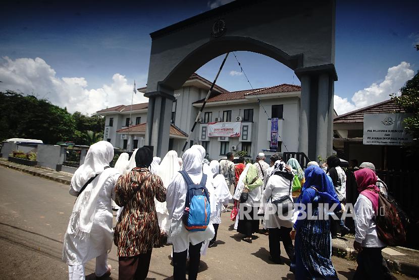 Jemaah yang akan mengikuti sidang gugatan perdata aset First Travel memasuki gedung pengadilan Negeri Depok, Jawa Barat.
