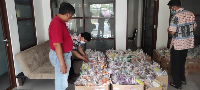 Jemaat Gereja Kristen Manahan memberikan paket makanan untuk peserta Muktamar Muhammadiyah.