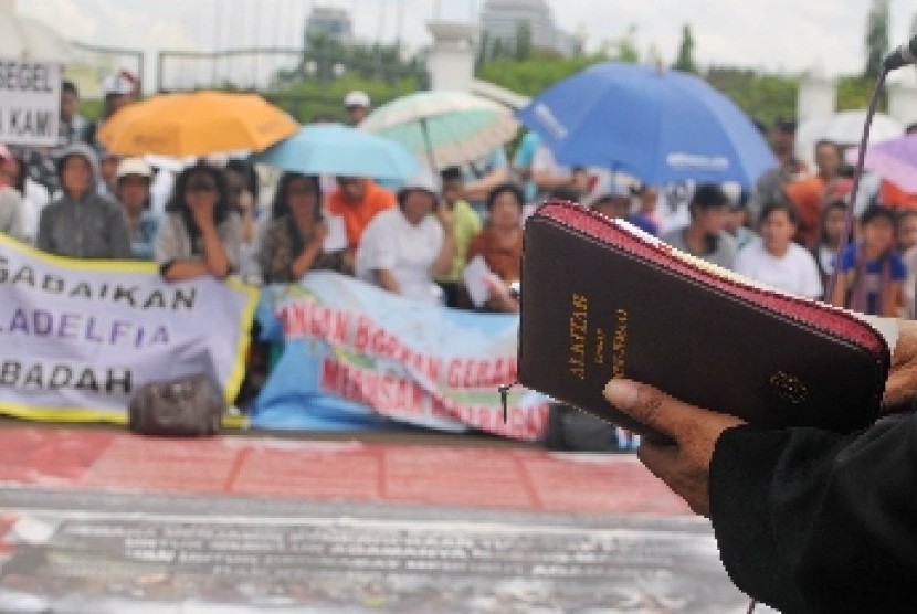 Jemaat GKI Yasmin Bogor dan Gereja HKBP Filadelfia Tambun melakukan ibadah bersama di depan Istana Merdeka, Jakarta Pusat, Minggu (25/11) lalu.