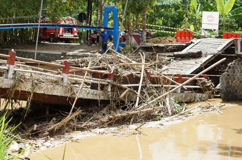 Pemerintah Provinsi (Pemprov) Jawa Timur mengirimkan personel dan bantuan untuk mendukung penanganan dampak bencana banjir di wilayah Kabupaten Trenggalek. 