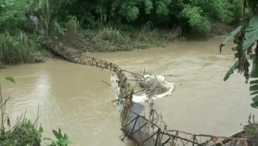 Jembatan ambruk di Desa Parungkujang, Kecamatan Cileles, Kabupaten Lebak.