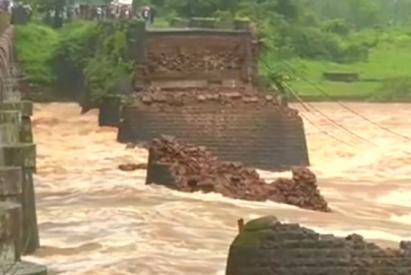 Jembatan ambruk di negara bagian Maharashtra, India. Dua bus hilang dalam tragedi itu.