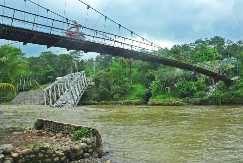 Jembatan Ambruk (ilustrasi) Kepolisian Resor Kaur mengimbau masyarakat di Provinsi Bengkulu untuk sementara waktu menunda perjalanan ke Provinsi Lampung akibat adanya jembatan yang ambruk.