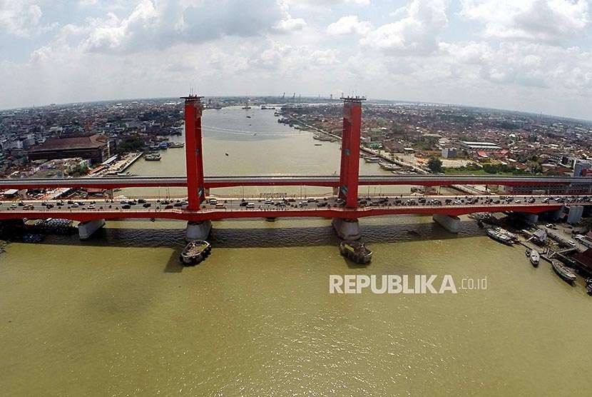 Jembatan Ampera membentang di atas Sungai Musi, Palembang, Sumatra Selatan.