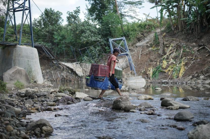  Jembatan andalan warga di Sungai Cigadung yang membelah Dusun Bantargadung Girang dan Dusun Kubang di Desa Bantargadung telah roboh diterjang luapan air sungai, pasca hujan deras yang mengguyur wilayah Sukabumi.