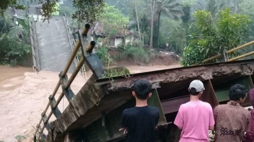 Jembatan antardesa di Kecamatan Cikatomas, Kabupaten Tasikmalaya, terputus akibat diterjang banjir bandang, Jumat (19/6). 