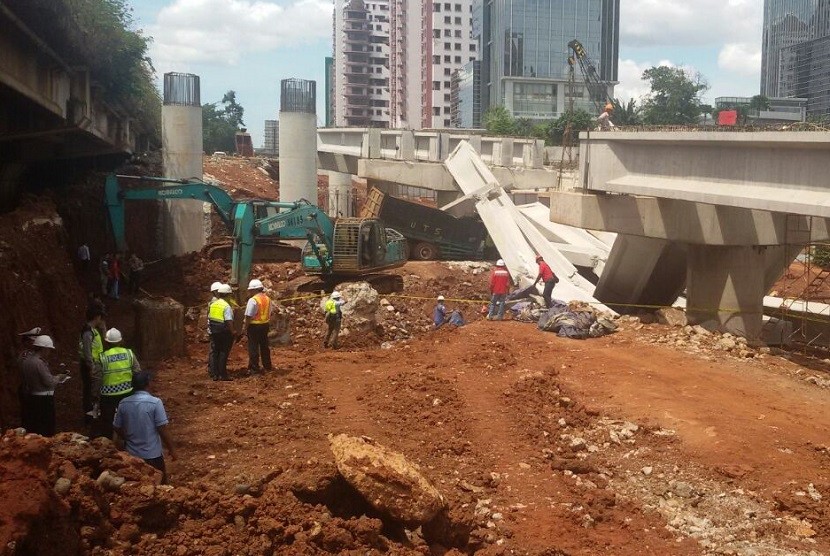 Jembatan Antasari yang ambruk.