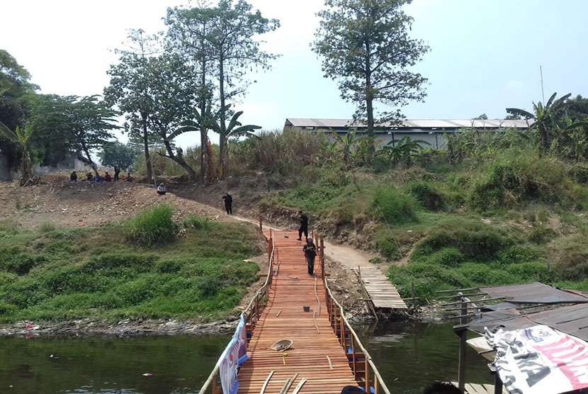 Jembatan apung yang baru dibangun di Cileungsi menghubungkan sejumlah desa di wilayah ini