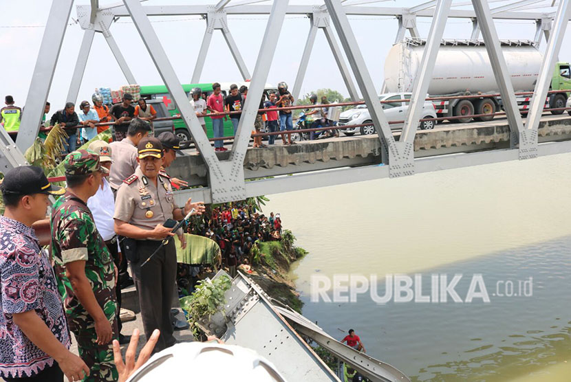 Jembatan Babat-Widang, yang menghubungkan Kabupaten Tuban dengan Kabupaten Lamongan ambrol. 