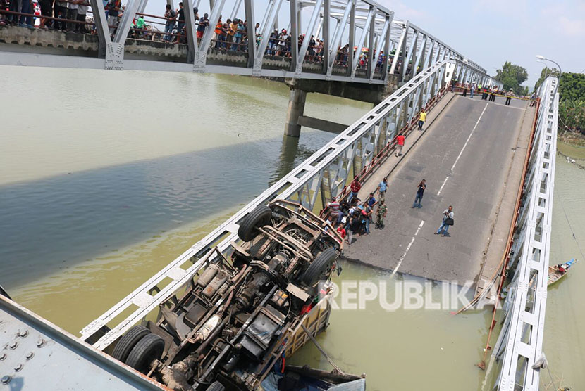Jembatan Babat-Widang, yang menghubungkan Kabupaten Tuban dengan Kabupaten Lamongan ambrol.