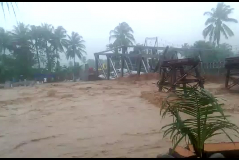 Jembatan Baringin di Kota Padang roboh diterjang arus sungai yang deras, Jumat (2/11). Hujan deras mengguyur wilayah ini sejak siang. 