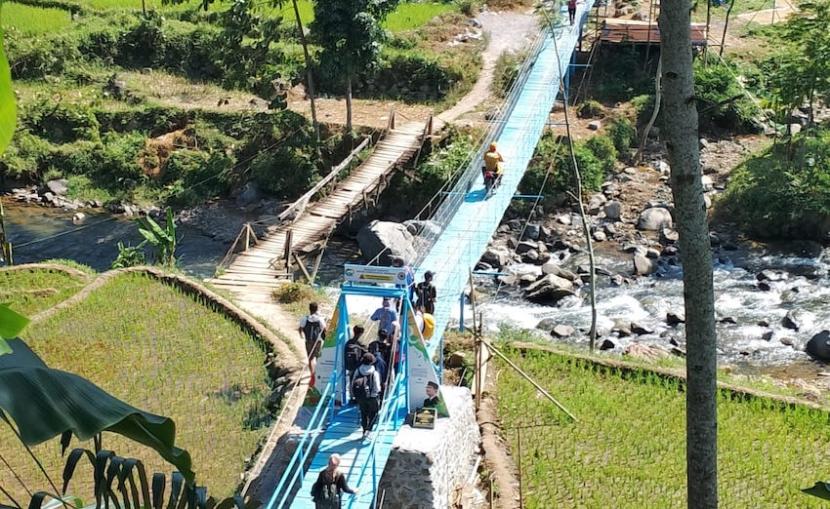 Jembatan baru yang menghubungkan Kampung Awi Gombong dan Kampung Ciharinem di wilayah Desa Talagawangi, Kecamatan Pakenjeng, Kabupaten Garut, Jawa Barat.