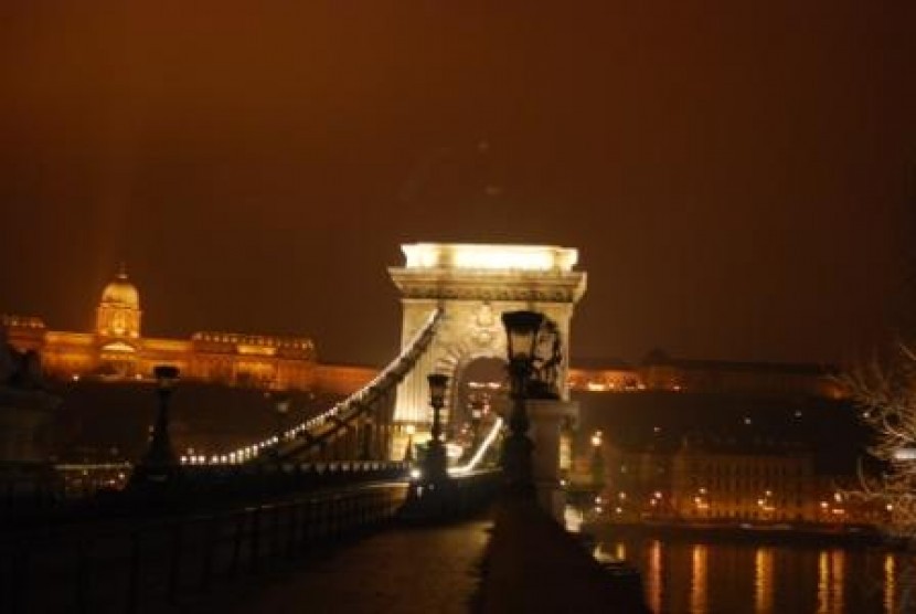 Jembatan Chain Bridge di Sungai Danube, Budapest dengan latar belakang Sándor-Palota (kediaman resmi Presiden Hungaria)
