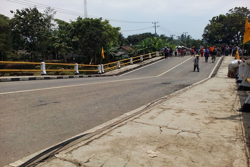 Jembatan Ciputrapinggan ambles pada Ahad, (9/10) akibat hujan deras.