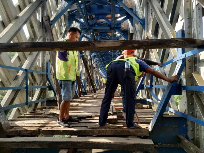 Jembatan Cirahong, yang menjadi alternatif jalan antara Kabupaten Ciamis dan Kabupaten Tasikmalaya, ditutup pada Kamis (1/8). Penutupan akses untuk kendaraan bermotor di jembatan itu berlaku hingga 31 Juli.