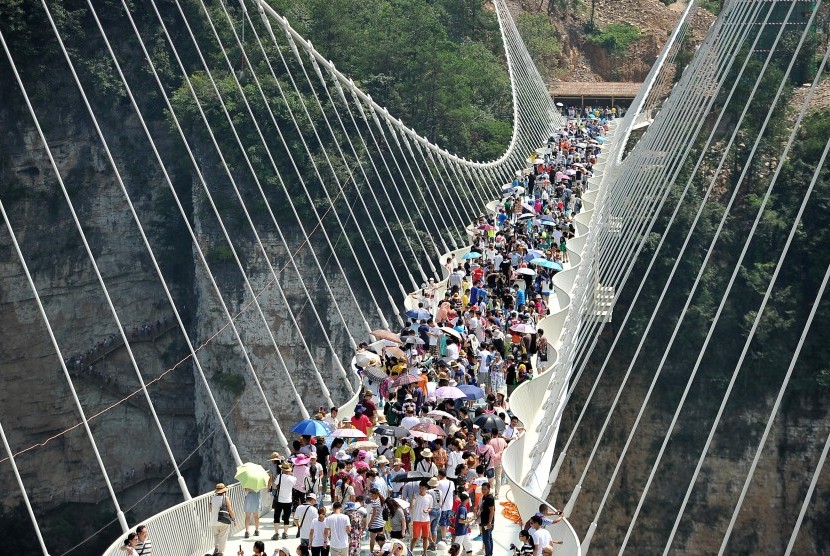 Jembatan dari kaca terpanjang di dunia dibuka untuk umum di Zhangjiajie, Hunan, Cina.