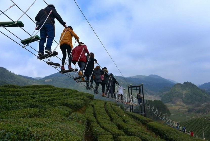 Jembatan di atas kebun teh di Xuan'en, Provinsi Hubei, Cina  