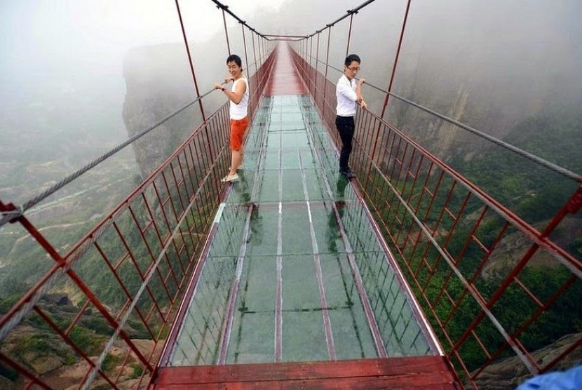 Jembatan di atas ketinggian 180 meter